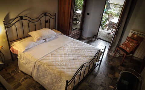 Agriturismo Arcera Apartments: Meubilair, Bed, Slaapkamer, Bedding, Laken, Interieur Ontwerp, Verdieping, Linens, Bed Frame, Flooring