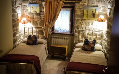 Agriturismo Arcera Apartments: Bed, Meubilair, Slaapkamer, Bedding, Interieur Ontwerp, Laken, Muur, Flooring, Hout, Verdieping