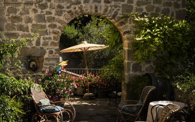 Agriturismo Arcera Apartments: Bloempot, Meubilair, Tuin, Kamerplant, Buitenmeubels, Stoel, Flagstone, Binnenplaats, Buitentafel