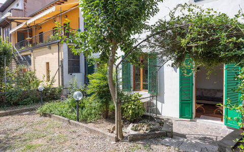 Casa Olivia With Garden And Wifi: Groen, Muur, Struik, Huis, Deur, Schaduw, Kamerplant, Bloempot, Balkon