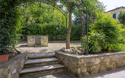 Casa Olivia With Garden And Wifi: Struik,  Felsen\, Tuin, Flagstone, Schaduw, Stenen Muur, Landscaping, Backyard, Beton