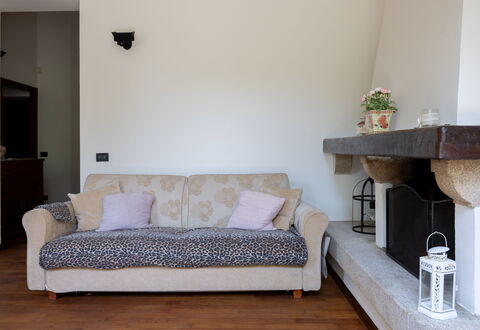 Casa Olivia With Garden And Wifi: Meubilair, Interieur Ontwerp, Muur, Flooring, Bankstel, Hout, Verdieping, Kamer, Woonkamer, Verlichting