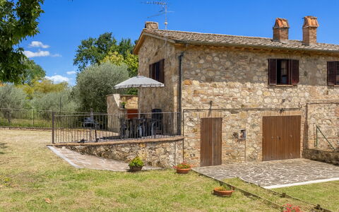 Oliveto Del Cantarello: Verblijf, Deur, Boerderij, Landgoed, Stenen Muur, Dorp, Steen, Hek, Backyard, Villa