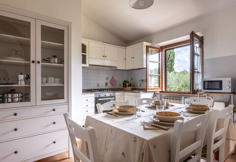 Oliveto Del Cantarello: Meubilair, Interieur Ontwerp, Flooring, Hout, Cabinetry, Keuken, Plafond, Tafel, Toestel Van De Keuken, Stoel