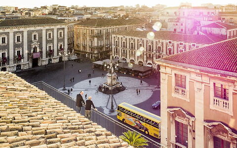 Penthouse: Gebouw, Stad, Stedelijk Gebied,  Dorf\, Openbare Ruimte, Architectuur, Straat, Stadsplein, Menselijke Nederzetting, Gemengd Gebruik