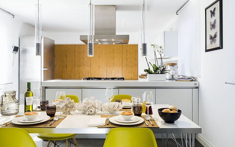 Penthouse: Meubilair, Keuken, Interieur Ontwerp, Countertop, Flooring, Toestel Van De Keuken, Geel, Keuken En Eettafel, Lichte Inrichting, Stoel