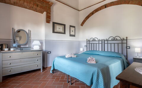 Maria Gabriella Holiday Home In Monticchiello: Meubilair, Interieur Ontwerp, Plafond, Kamer, Slaapkamer, Bed, Linens, Bed Frame, Bedding, Stoel