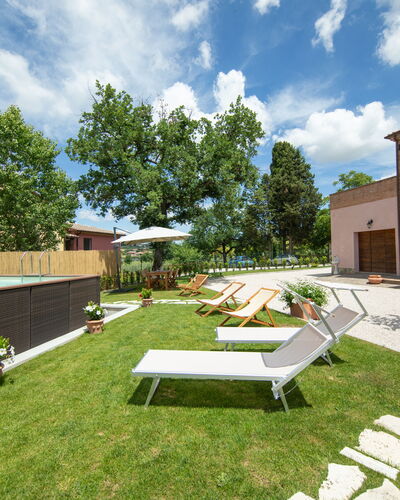 The Tuscan Retreat Spa: Woongebied, Tuin, Land Lot, Buitenmeubels, Huis, Schaduw, Backyard, Zwembad, Landscaping, Landgoed