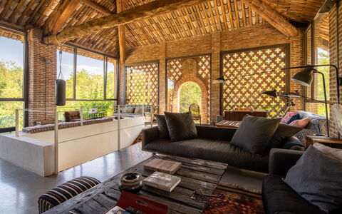Villa Poggio Zucchino, Pool, Wellness, Piacenza: Interieur Ontwerp, Hout, Meubilair, Plafond, Flooring, Verdieping, Architectuur, Verlichting, Woonkamer, Stoel