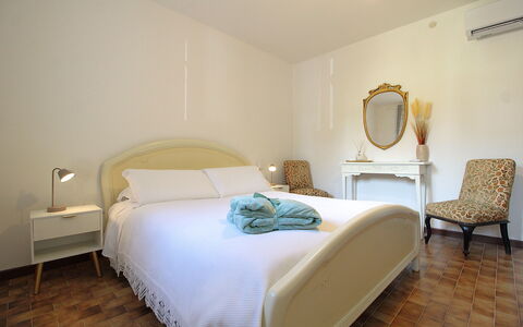 Villa Rosa Apartment: Bed, Meubilair, Interieur Ontwerp, Slaapkamer, Bedding, Laken, Muur, Verdieping, Hout, Flooring