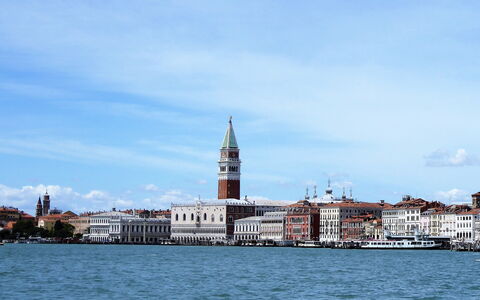 Villa Rosa Apartment: Lucht, Blauw, Water, Dag, Gebouw, Stad, Toren, Waterweg, Spire, Toren