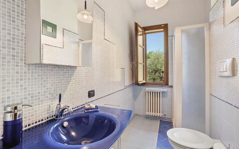 Villa Costa al Bagno: Flooring, Loodgieterswerkinrichting, Interieur Ontwerp, Verdieping, Kraan, Wastafel In De Badkamer, Wastafel, Loodgieter, Badkamer, Huis
