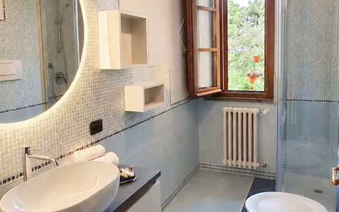 Villa Costa al Bagno: Flooring, Muur, Loodgieterswerkinrichting, Interieur Ontwerp, Verdieping, Wastafel In De Badkamer, Badkamer, Wastafel, Kraan, Loodgieter