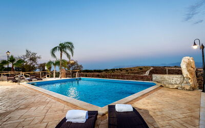 Villa La Musa: Blauw, Zwembad, Toevlucht, Buitenmeubels, Eco Hotel, Hotel, Villa, Ligstoel, Badplaats, Paraplu