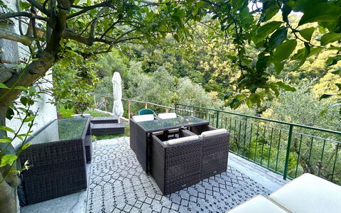 Manuela: Meubilair, Buitenmeubels, Stoel, Buitentafel, Schaduw, Hek, Tuin, Balkon, Koffietafel, Backyard