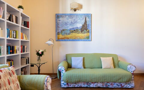Cuore Di Firenze Apartment: Meubilair, Interieur Ontwerp, Bankstel, Muur, Flooring, Kamer, Verdieping, Hout, Woonkamer, Geel