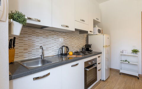 Casa La Conchiglia: Countertop, Keuken, Major Appliance, Toestel Van De Keuken, Meubilair, Interieur Ontwerp, Hout, Flooring, Cabinetry, Gootsteen