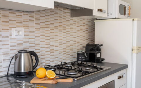 Casa La Conchiglia: Keuken, Countertop, Toestel Van De Keuken, Interieur Ontwerp, Hout, Flooring, Major Appliance, Huishoudapparatuur, Cabinetry, Verdieping