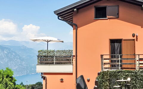 Bellavista: Balkon, Bergketen, Stoel, Schaduw, Eco Hotel, Ridge, Buitenmeubels, Kamerplant, Bloempot, Villa