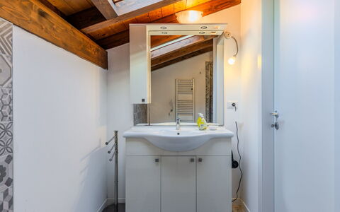 Bellavista: Flooring, Loodgieterswerkinrichting, Interieur Ontwerp, Verdieping, Hout, Plafond, Badkamer, Kraan, Loodgieter, Wastafel