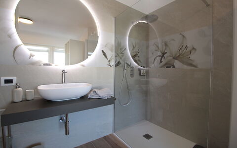 House Martina: Loodgieterswerkinrichting, Interieur Ontwerp, Badkamer, Flooring, Verdieping, Wastafel In De Badkamer, Kraan, Loodgieter, Plafond, Verlichting