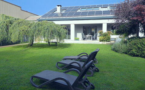 House Martina: Gras, Struik, Huis, Huis, Tuin, Gazon, Schaduw, Groundcover, Landgoed, Werf