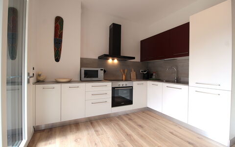 House Martina: Flooring, Keuken, Interieur Ontwerp, Toestel Van De Keuken, Countertop, Verdieping, Cabinetry, Hout, Meubilair, Houten Vloer
