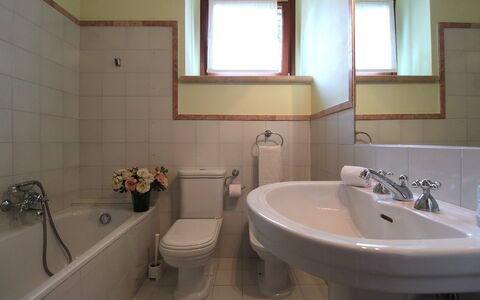Calicantus, Verona, Pool, Wifi: Badkamer, Wastafel In De Badkamer, Loodgieterswerkinrichting, Muur, Flooring, Interieur Ontwerp, Wastafel, Verdieping, Kraan, Spiegel