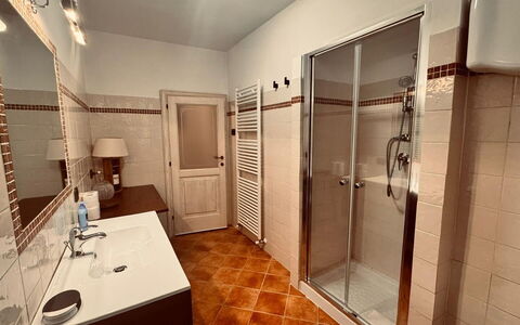 Casa Castelli: Flooring, Verdieping, Loodgieterswerkinrichting, Interieur Ontwerp, Kamer, Wastafel, Loodgieter, Kraan, Badkamer, Wastafel In De Badkamer