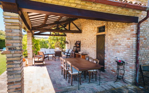 Villa Incanto: Meubilair, Buitentafel, Stoel, Buitenmeubels, Schaduw, Outdoor Structuur, Veranda, Steen, Patio, Kolom