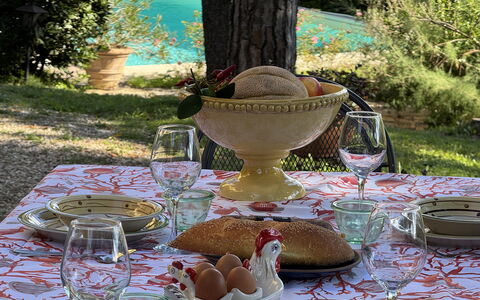 Allo Scoiattolo: Tableware, Serveware, Tafelkleed, Tafel, Voedsel, Drinkware, Fruit, Dishware, Linens, Meubilair