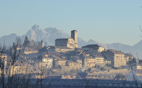 Casa Ines, Feltre: Gebouw, Muur,  Dorf\, Dak, Menselijke Nederzetting, Stedelijk Ontwerp, Ochtend, Heuvel Station, Toren, Dorp