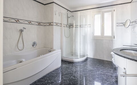 Villa Caroline, Private Pool and Seaview: Flooring, Verdieping, Loodgieterswerkinrichting, Interieur Ontwerp, Kraan, Loodgieter, Badkamer, Tegel, Plafond, Kamer
