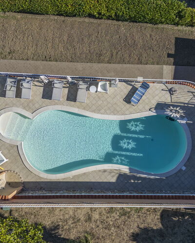 Villa Caroline, Private Pool and Seaview: Blauw, Zwembad, Toevlucht, Buitenmeubels, Vrije Tijd, Samengesteld Materiaal, Waterpartij, Schaduw, Eco Hotel, Landscaping