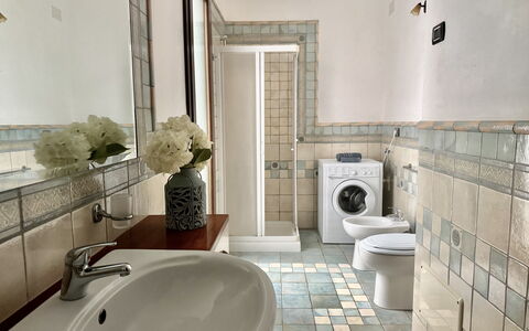 Casa Paola-connessione Starlink: Flooring, Interieur Ontwerp, Verdieping, Badkamer, Loodgieterswerkinrichting, Tegel, Toilet, Wc Bril, Loodgieter, Plafond