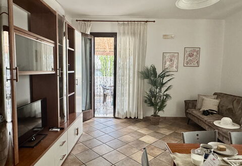 Casa Paola-connessione Starlink: Meubilair, Flooring, Interieur Ontwerp, Verdieping, Hout, Kamer, Woonkamer, Verlichting, Plafond, Tafel