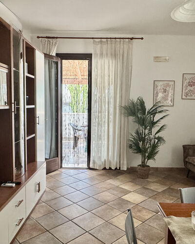 Casa Paola-connessione Starlink: Meubilair, Flooring, Interieur Ontwerp, Verdieping, Hout, Kamer, Woonkamer, Verlichting, Plafond, Tafel