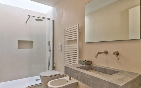Casa Vita Bella: Badkamer, Flooring, Verdieping, Loodgieterswerkinrichting, Muur, Interieur Ontwerp, Wastafel, Toilet, Wastafel In De Badkamer, Kraan