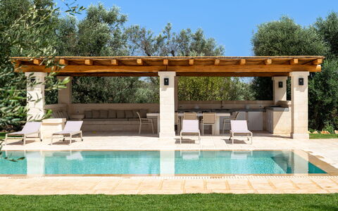 Trulli di Luccio: Hout, Zwembad, Meubilair, Buitenmeubels, Samengesteld Materiaal, Schaduw, Toevlucht, Outdoor Structuur, Tuin, Stoel