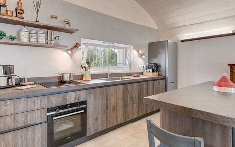 Trulli di Luccio: Keuken, Countertop, Hout, Toestel Van De Keuken, Interieur Ontwerp, Huishoudapparatuur, Major Appliance, Flooring, Plafond, Cabinetry