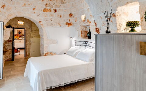Trulli di Luccio: Appartement, Slaapkamer, Plafond, Bedding, Stenen Muur, Bed, Bed Frame, Laken, Linens, Hoofdkussen