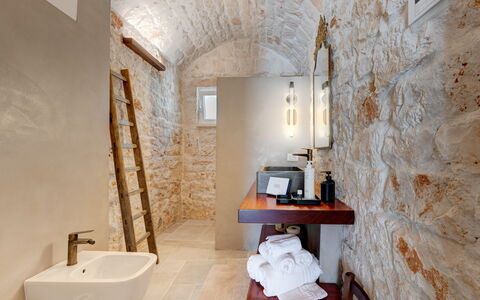 Trulli di Luccio: Muur, Flooring, Loodgieterswerkinrichting, Interieur Ontwerp, Verdieping, Plafond, Verlichting, Badkamer, Loodgieter, Lichte Inrichting
