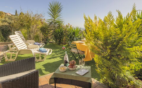 Casa di Bruna Seaview, Albenga: Struik, Buitenmeubels, Meubilair, Tuin, Eco Hotel, Stoel, Landscaping, Toevlucht, Werf, Buitentafel