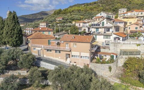 Casa di Bruna Seaview, Albenga: Gebouw, Muur, Woongebied, Huis, Huis, Dak,  Dorf\, Architectuur, Buurt, Menselijke Nederzetting