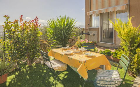Casa di Bruna Seaview, Albenga: Meubilair, Stoel, Tafel, Keuken En Eettafel, Tuin, Kamerplant, Buitentafel, Buitenmeubels, Werf, Bloempot