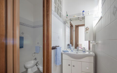 Casa di Bruna Seaview, Albenga: Wastafel In De Badkamer, Flooring, Loodgieterswerkinrichting, Wastafel, Interieur Ontwerp, Verdieping, Badkamer, Kraan, Loodgieter, Kamer