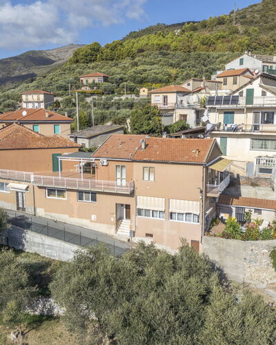 Casa di Bruna Seaview, Albenga: Gebouw, Muur, Woongebied, Huis, Huis, Dak,  Dorf\, Architectuur, Buurt, Menselijke Nederzetting