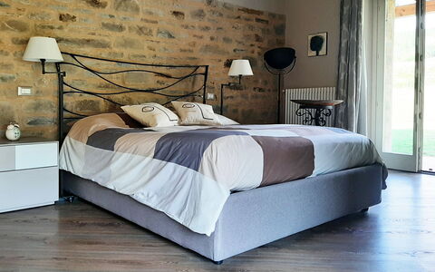 Villa Pietra With Pool On Piemonte Hills: Meubilair, Bed, Slaapkamer, Bedding, Interieur Ontwerp, Laken, Flooring, Hout, Verdieping, Linens