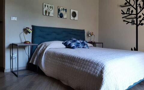 Villa Pietra With Pool On Piemonte Hills: Meubilair, Bed, Bedding, Slaapkamer, Interieur Ontwerp, Laken, Flooring, Muur, Verdieping, Hout