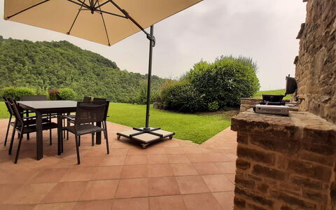 Villa Pietra With Pool On Piemonte Hills: Meubilair, Buitenmeubels, Stoel, Tafel, Buitentafel, Schaduw, Paraplu, Tuin, Patio, Backyard